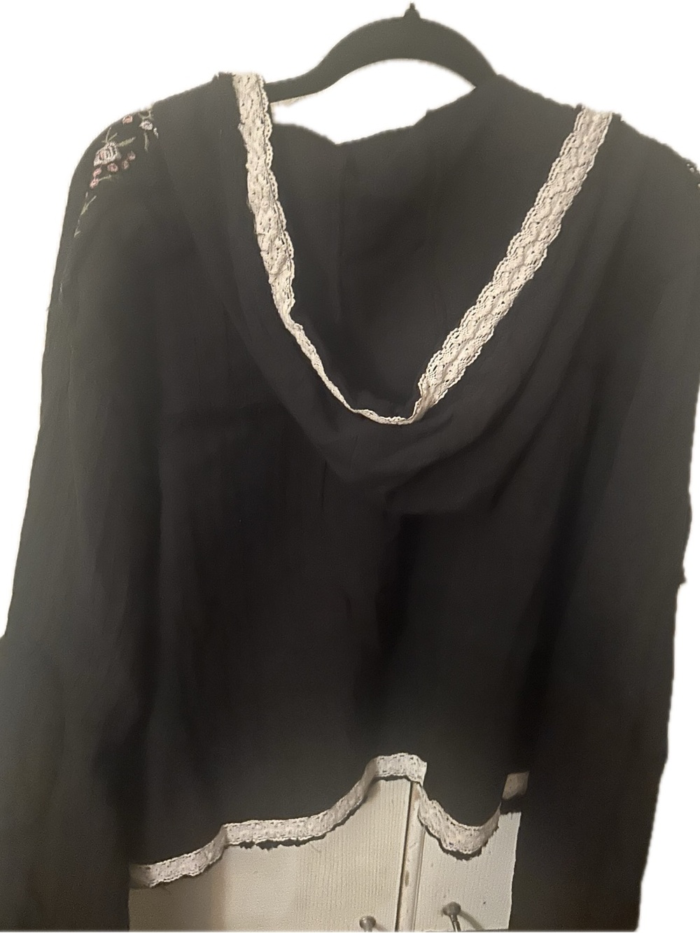 POL Black Open-Front Cardigan with Cream Lace Trim - Picture 3 of 3